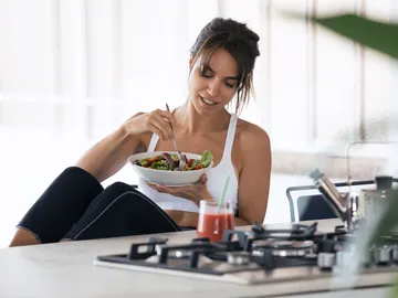 Mujer comiendo Mujer comiendo