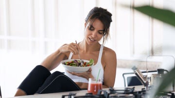 Mujer comiendo