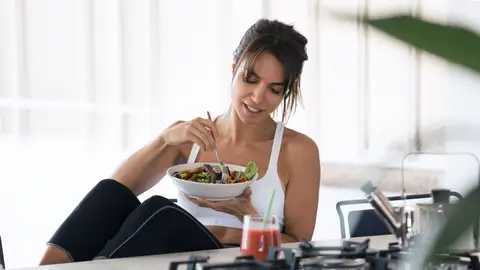 Mujer comiendo Mujer comiendo