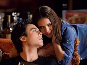 Ian Somerhalder y Nina Dobrev como Elena y Damon en Crónicas Vampíricas Ian Somerhalder y Nina Dobrev como Elena y Damon en Crónicas Vampíricas