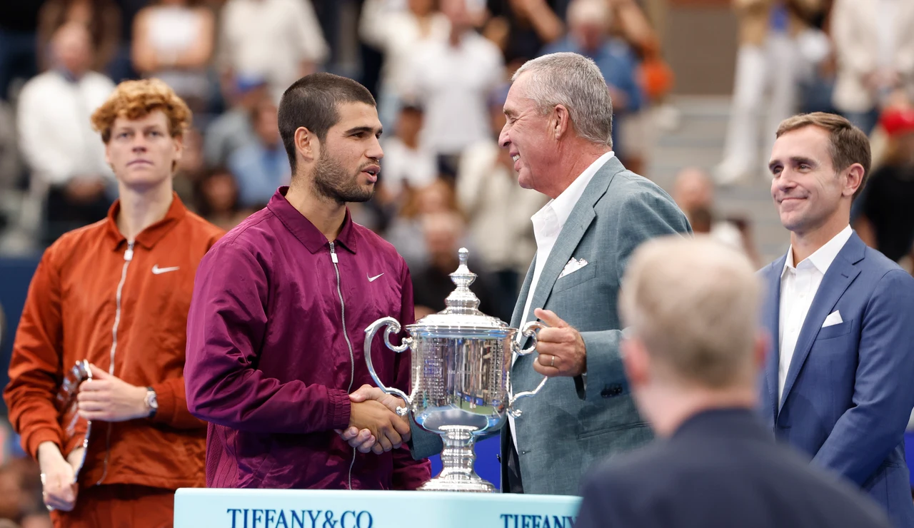 Ivan Lendl entrega el trofeo del US Open a Carlos Alcaraz