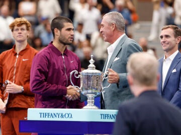 Ivan Lendl entrega el trofeo del US Open a Carlos Alcaraz