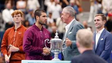 Ivan Lendl entrega el trofeo del US Open a Carlos Alcaraz