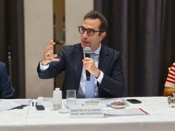 El ministro de Economía, Comercio y Empresa de España, Carlos Cuerpo, participa en un encuentro con inversores japoneses en Tokio,