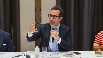 El ministro de Economía, Comercio y Empresa de España, Carlos Cuerpo, participa en un encuentro con inversores japoneses en Tokio,