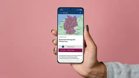 Día de alerta nacional en Alemania Uno de los mensajes que los alemanes reciben en sus móviles