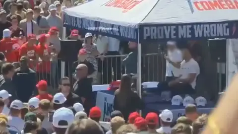 El momento del asesinato a Charlie Kirk El momento del asesinato a Charlie Kirk