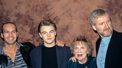Leonardo DiCaprio, Billy Zane, Gloria Stuart y el director James Cameron de Titanic Leonardo DiCaprio, Billy Zane, Gloria Stuart y el director James Cameron de Titanic