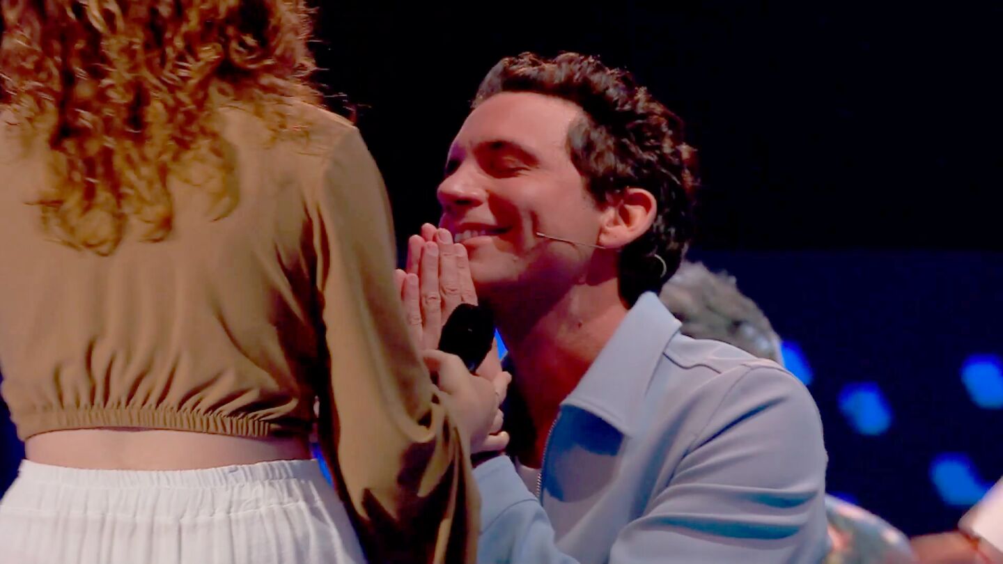 Mika se arrodilla por esta talent