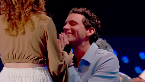 Mika se arrodilla por esta talent Mika se arrodilla por esta talent