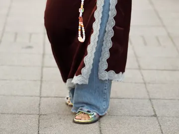 Vestido lencero con pantalones vaqueros Vestido lencero con pantalones vaqueros