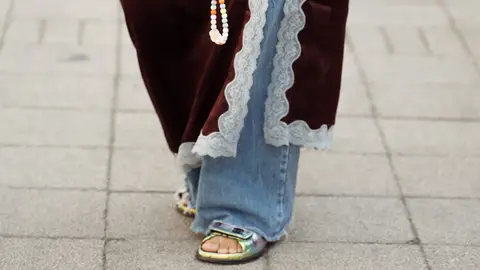 Vestido lencero con pantalones vaqueros Vestido lencero con pantalones vaqueros