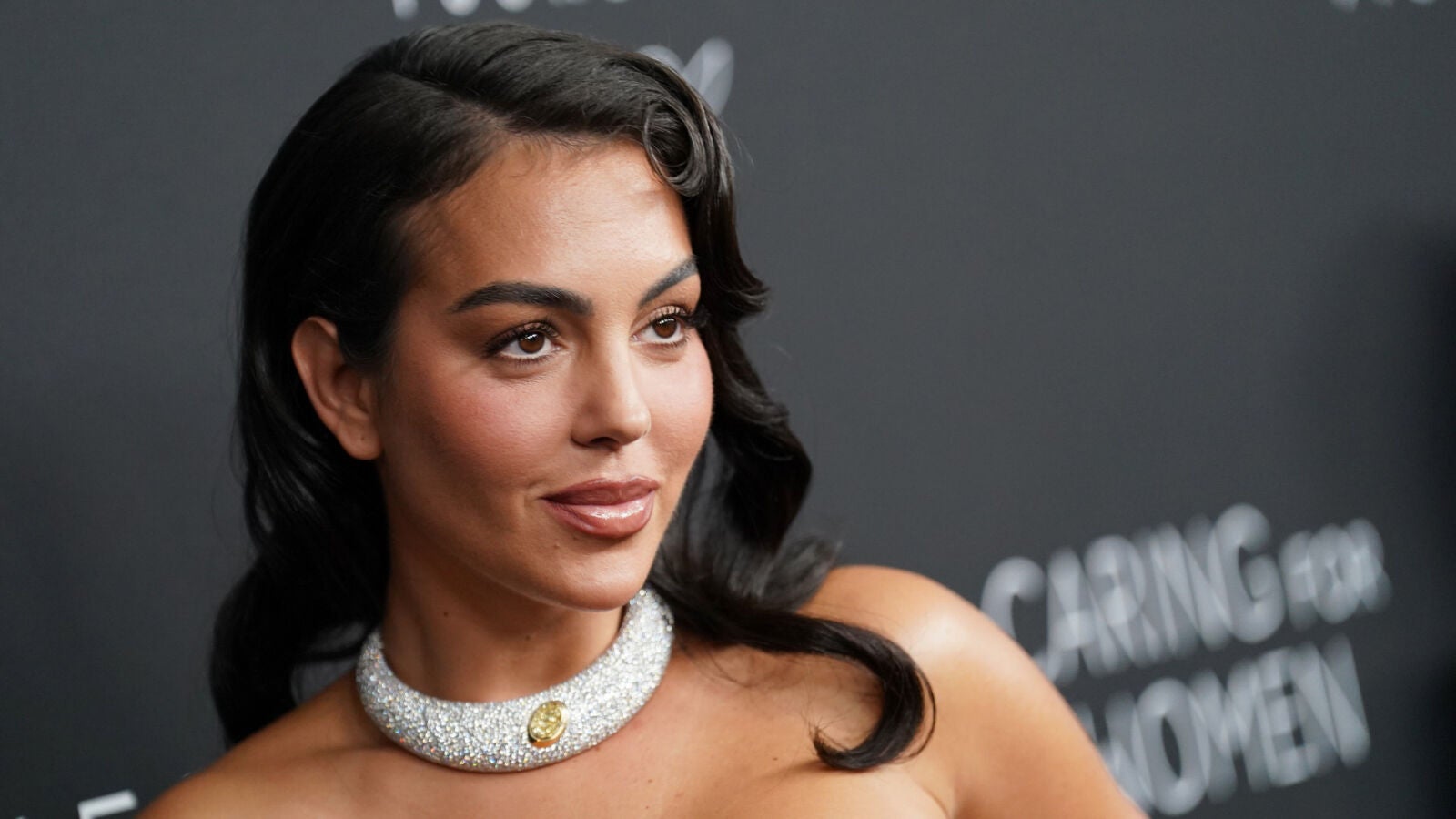 Georgina Rodríguez enseña cómo es viajar en primera clase desde Riad a Nueva York: pizza, caviar y skincare 