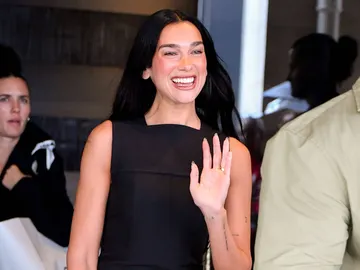 Dua Lipa con su anillo de compromiso Dua Lipa con su anillo de compromiso