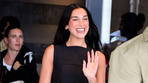 Dua Lipa con su anillo de compromiso Dua Lipa con su anillo de compromiso