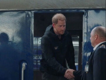 El príncipe Harry visita Ucrania y promete apoyo a miles soldados heridos en la guerra