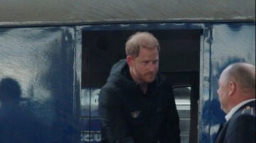 El príncipe Harry visita Ucrania y promete apoyo a miles soldados heridos en la guerra