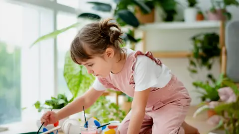 Niña pintando Niña pintando