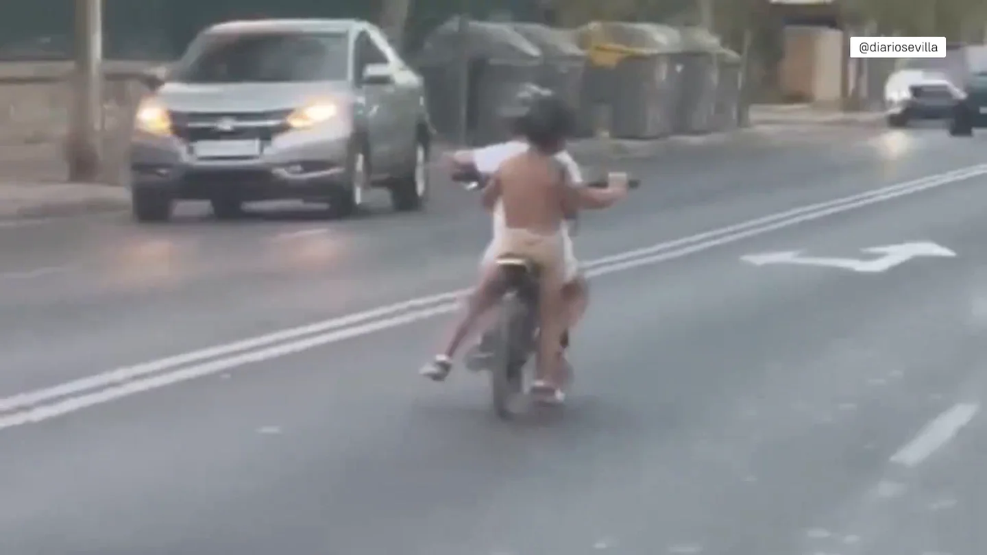 Dos menores circulan una moto Dos menores circulan una moto