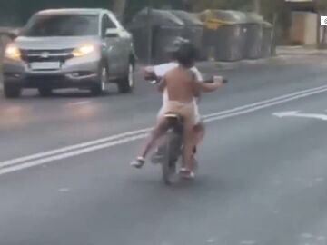 Dos menores circulan una moto