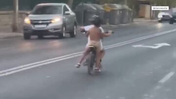Dos menores circulan una moto