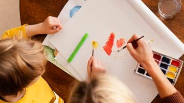 Niños pintando