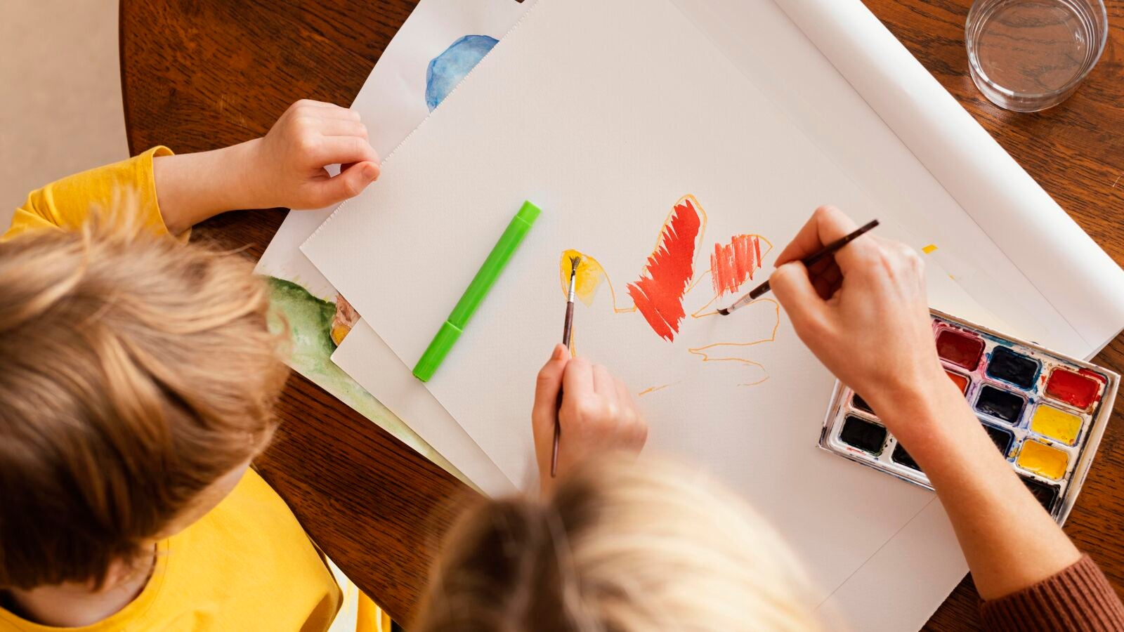 ¿Por qué no hay que guiar a los niños cuando dibujan o hacen manualidades?