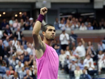 Carlos Alcaraz celebra un punto ante Sinner en la final del US Open 2025