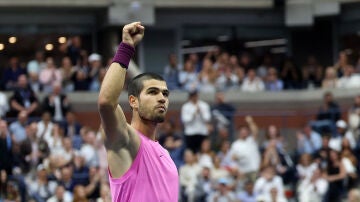Carlos Alcaraz celebra un punto ante Sinner en la final del US Open 2025