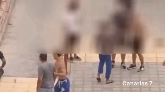 Cinco hombres se enfrentan a golpes en plena calle en Las Palmas de Gran canaria Cinco hombres se enfrentan a golpes en plena calle en Las Palmas de Gran canaria