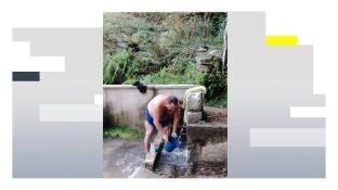 Se ba&ntilde;an en la fuente de su aldea en Ourense por la falta de agua