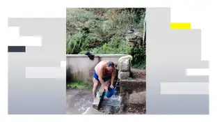 Se bañan en la fuente de su aldea en Ourense por la falta de agua Se bañan en la fuente de su aldea en Ourense por la falta de agua