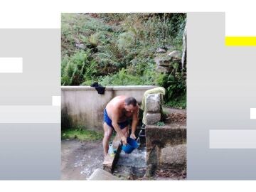 Se bañan en la fuente de su aldea en Ourense por la falta de agua