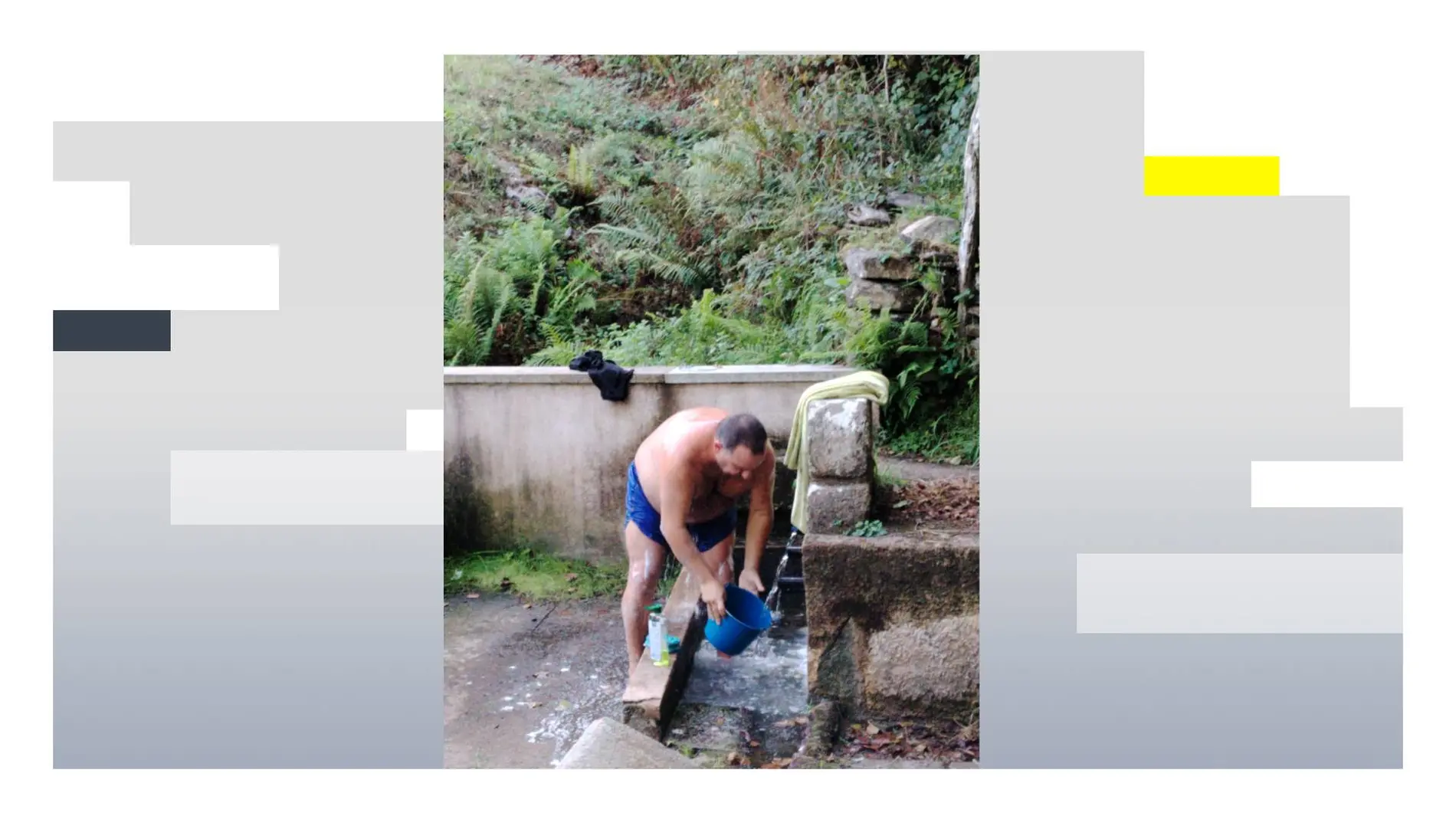 Se bañan en la fuente de su aldea en Ourense por la falta de agua Se bañan en la fuente de su aldea en Ourense por la falta de agua