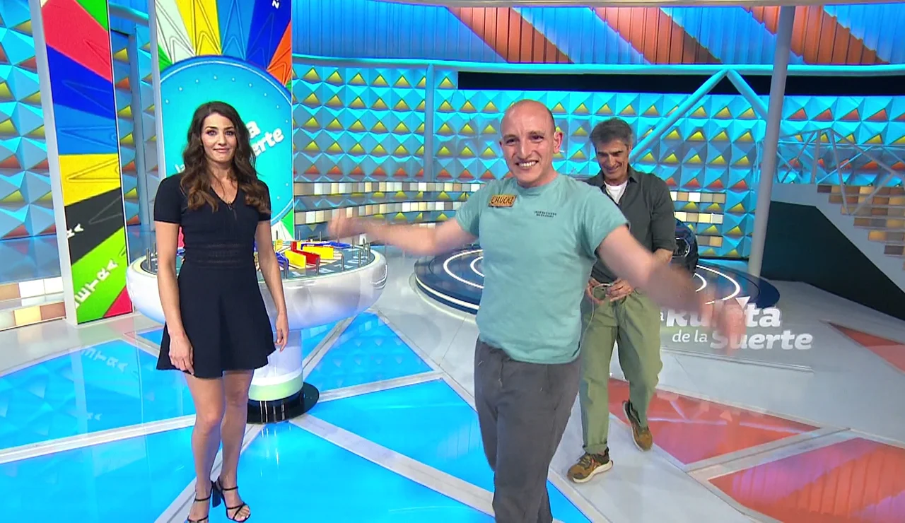 ¡Chuchi termina el programa haciendo el pino!