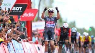 Jasper Philipsen celebra la victoria en Guijuelo