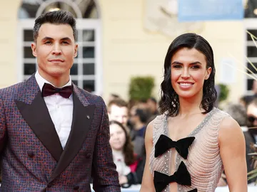 Sofía Suescun y Kiko Jiménez en una alfombra roja Sofía Suescun y Kiko Jiménez en una alfombra roja