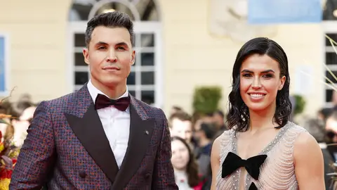 Sofía Suescun y Kiko Jiménez en una alfombra roja Sofía Suescun y Kiko Jiménez en una alfombra roja