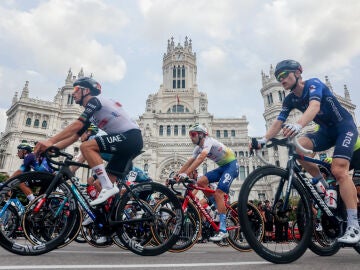 El pelotón a su paso por Cibeles en 2023