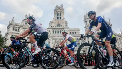 El pelotón a su paso por Cibeles en 2023 El pelotón a su paso por Cibeles en 2023