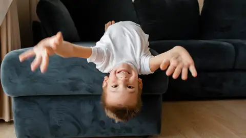 Un niño jugando en el sofá Un niño jugando en el sofá