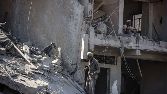 12 September 2025, Palestinian Territories, Gaza: Palestinians inspect the damage caused by an Israeli strike on al-Shati camp in Gaza City. Photo: Abed Rahim Khatib/dpa 12/09/2025 ONLY FOR USE IN SPAIN