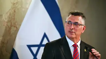 Israel acusa a Sánchez de "animar" a los manifestantes y tacha a su Gobierno de "vergüenza para España" tras la suspensión de La Vuelta Israel acusa a Sánchez de "animar" a los manifestantes y tacha a su Gobierno de "vergüenza para España" tras la suspensión de La Vuelta