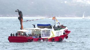 Cena Real en la R&iacute;a de Pontevedra: Don Juan Carlos re&uacute;ne a familia y amigos en una velada a bordo de un mejillonero