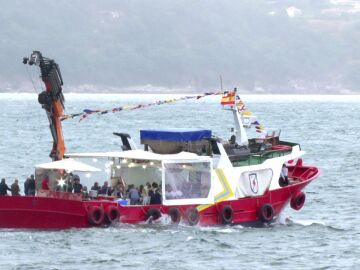 Cena Real en la Ría de Pontevedra: Don Juan Carlos reúne a familia y amigos en una velada a bordo de un mejillonero Cena Real en la Ría de Pontevedra: Don Juan Carlos reúne a familia y amigos en una velada a bordo de un mejillonero