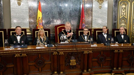  El rey Felipe VI, el fiscal general del Estado, &Aacute;lvaro Garc&iacute;a Ortiz, la presidenta del Tribunal Supremo y el Consejo General del Poder Judicial (CGPJ), Isabel Perell&oacute;, el ministro de Justicia, F&eacute;lix Bola&ntilde;os, el vicepresidente del Tribunal Supremo, Dimitry Teodoro Berberoff, y el presidente de la Sala Civil del Supremo, Ignacio Sancho Gargallo, durante el acto de apertura del a&ntilde;o judicial en el Tribunal Supremo en Madrid.