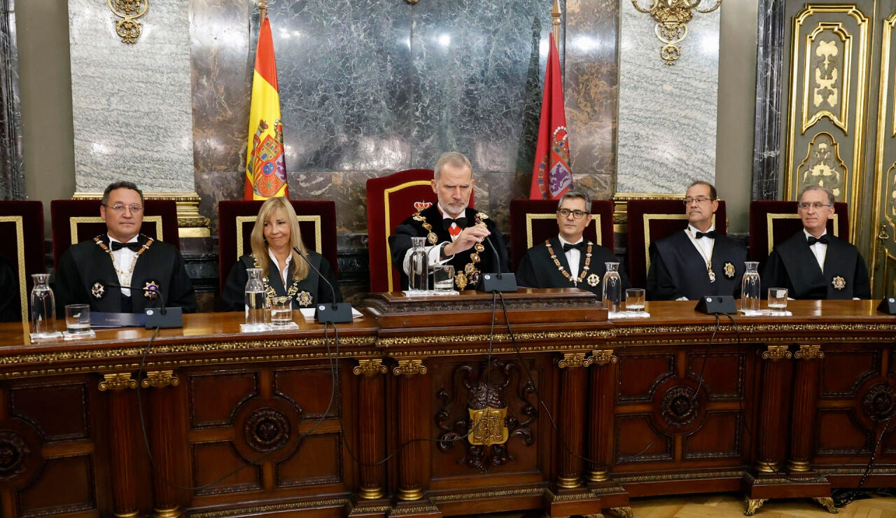  El rey Felipe VI, el fiscal general del Estado, &Aacute;lvaro Garc&iacute;a Ortiz, la presidenta del Tribunal Supremo y el Consejo General del Poder Judicial (CGPJ), Isabel Perell&oacute;, el ministro de Justicia, F&eacute;lix Bola&ntilde;os, el vicepresidente del Tribunal Supremo, Dimitry Teodoro Berberoff, y el presidente de la Sala Civil del Supremo, Ignacio Sancho Gargallo, durante el acto de apertura del a&ntilde;o judicial en el Tribunal Supremo en Madrid.
