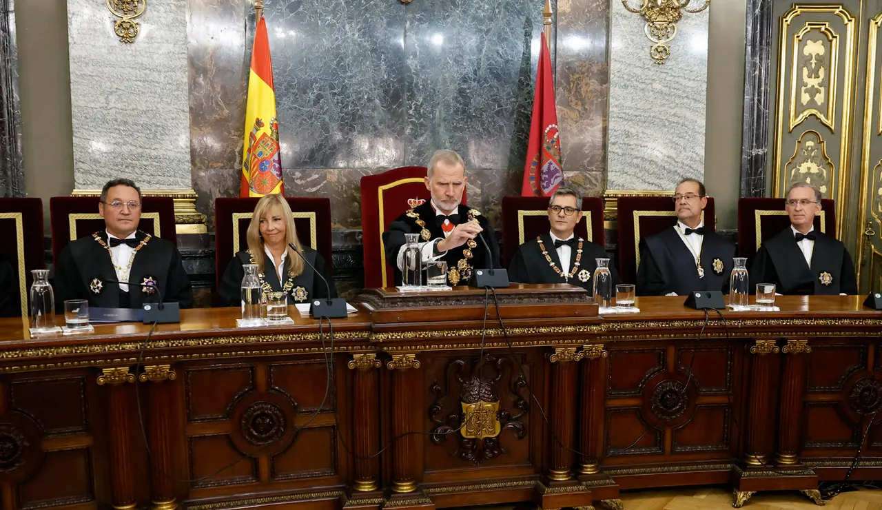 El rey Felipe VI, el fiscal general del Estado, Álvaro García Ortiz, la presidenta del Tribunal Supremo y el Consejo General del Poder Judicial (CGPJ), Isabel Perelló, el ministro de Justicia, Félix Bolaños, el vicepresidente del Tribunal Supremo, Dimitry Teodoro Berberoff, y el presidente de la Sala Civil del Supremo, Ignacio Sancho Gargallo, durante el acto de apertura del año judicial en el Tribunal Supremo en Madrid.