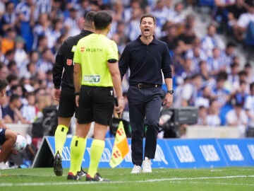 Xabi Alonso, descontento tras la expulsión a Huijsen