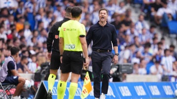 Xabi Alonso, descontento tras la expulsión a Huijsen